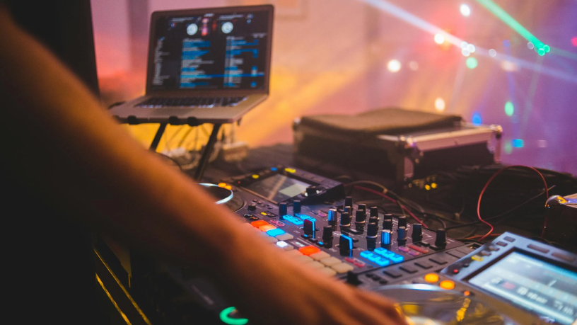 service-internal-audio-visual-system-img@2x